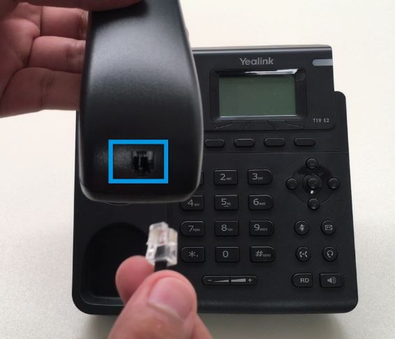 Conectar el cable del auricular al teléfono T19 de CloudCall